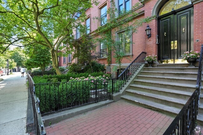 Front entrance - 157 Beacon St Unit 1 Rental
