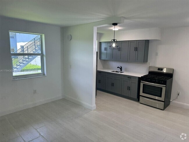 Building Photo - 4300 SW 67th Ave Unit 11 Rental