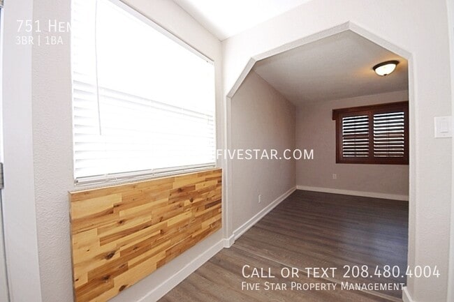Photo - 751 Hemlock St
