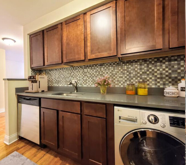 Building Photo - 555 W Arlington Pl Rental