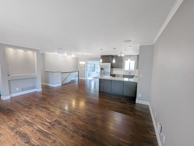 Espaciosa sala de estar en el piso principal - 9275 W 22nd St