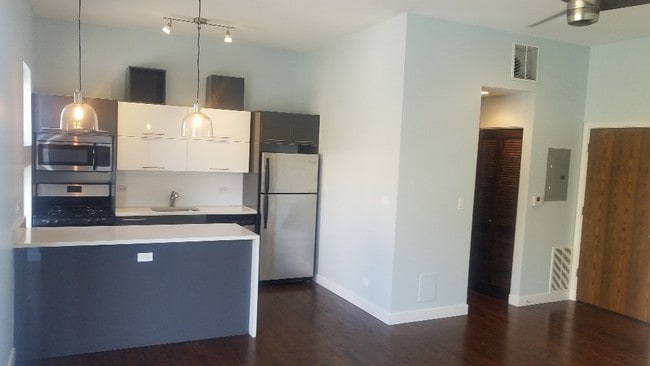 Building Photo - 2456 N California Ave Unit 2F