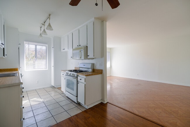 8800 Cedros Ave Unit 221