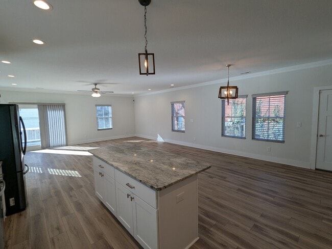 Photo - 729 Guy Ave