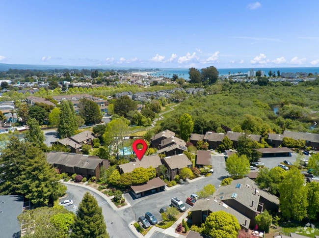 Building Photo - STUNNING NEWLY REMODELED CONDO WITH POOL &...