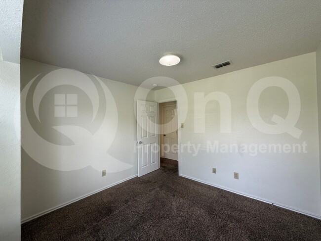 Building Photo - 1206 Hyde Park Dr Rental
