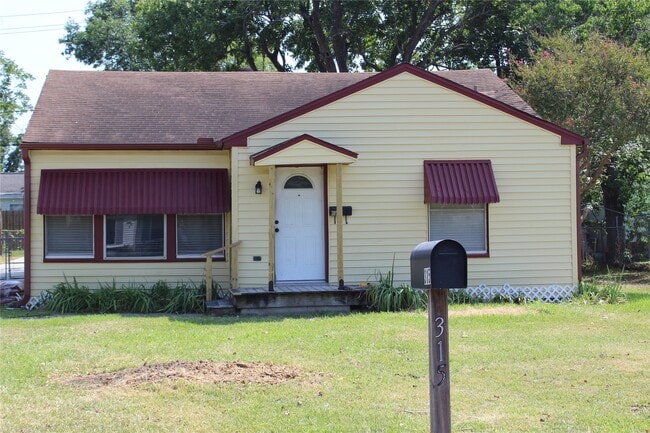 Building Photo - 315 S Kansas St Rental
