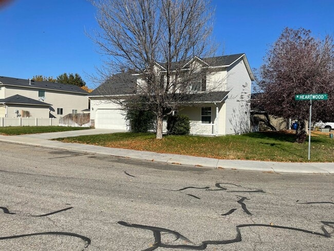 Photo - Ready Now / 4 Bed PLUS Large BONUS ROOM and 2.5 BA great spacious home!