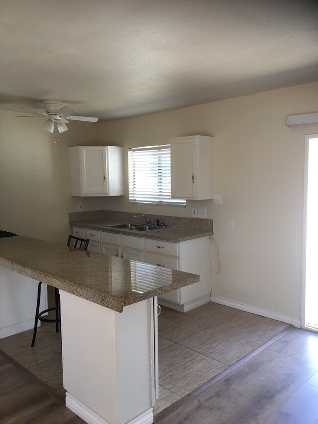 Building Photo - 1 Bedroom, 1 bath guesthouse with yard