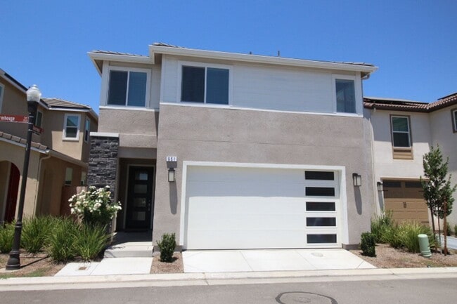 Building Photo - 651 Farmhouse Ave