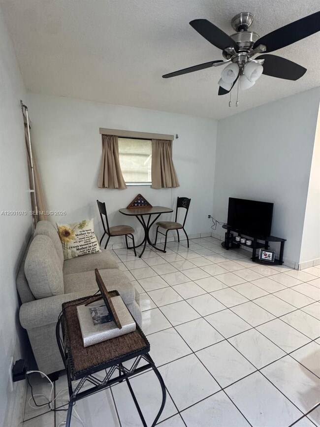 Building Photo - 5501 SW 89th Ave Unit 2