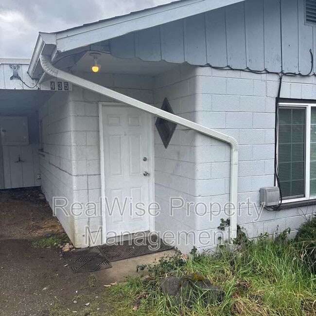 Photo - 435 NE Russell Ave