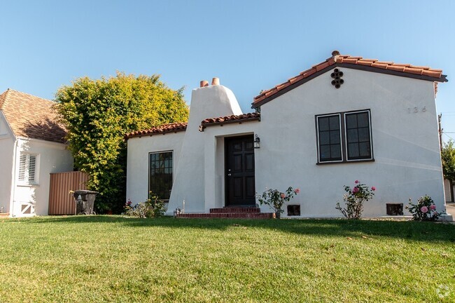 Building Photo - Amazing 3 bed 2.5 bath single family house...