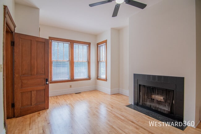 Building Photo - 3356 N Kenmore Ave Unit 1