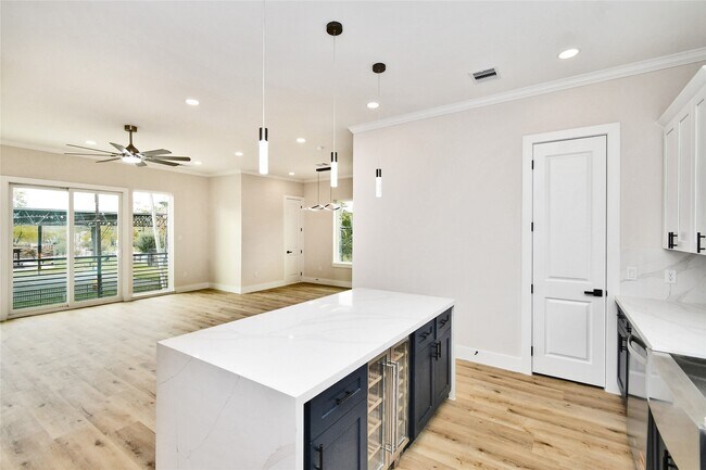 Photo - 3233 Tuam St