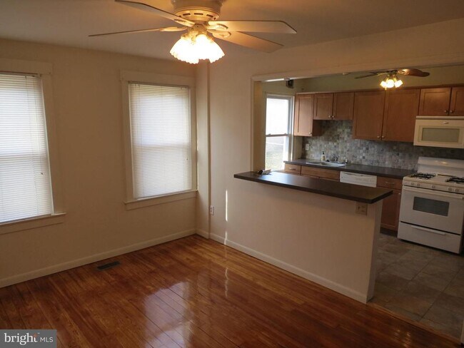 Photo - 240 Pensdale St