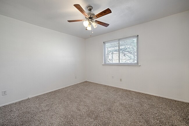 Photo - 2506 Oak Leaf Dr