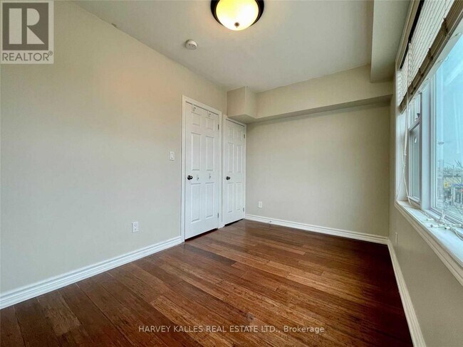 Photo - 904 Bloor St W