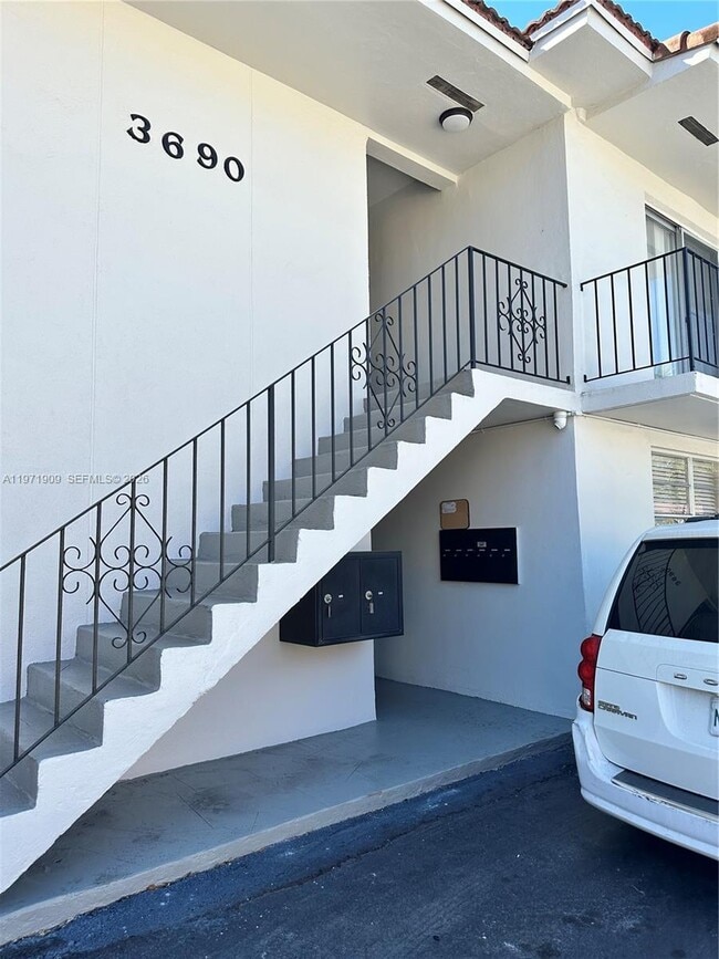 Photo - 543 SW 37th Ave Unit 4