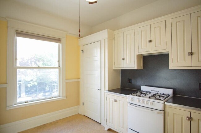 Photo - Meticulously Restored Vintage 1-Bed Ready Late January! Unidad 202