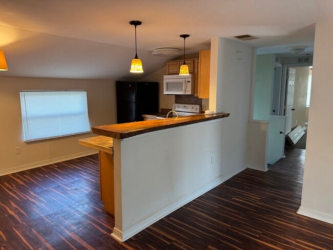 09846516 - 312 1/2 S Alabama Ave Unidad Chelsea's Place