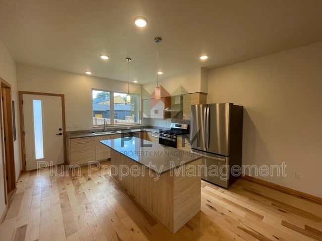 Photo - 1855 S 3rd St W