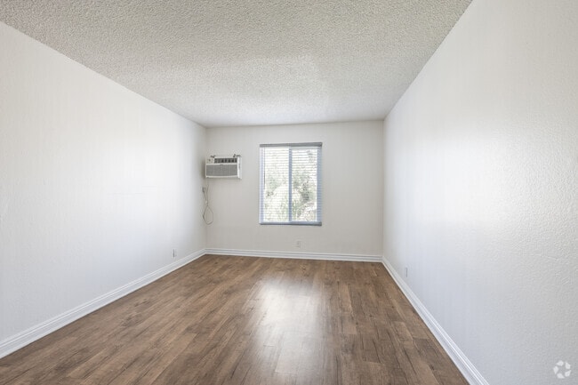2BR, 2BA - 820SF - Bedroom