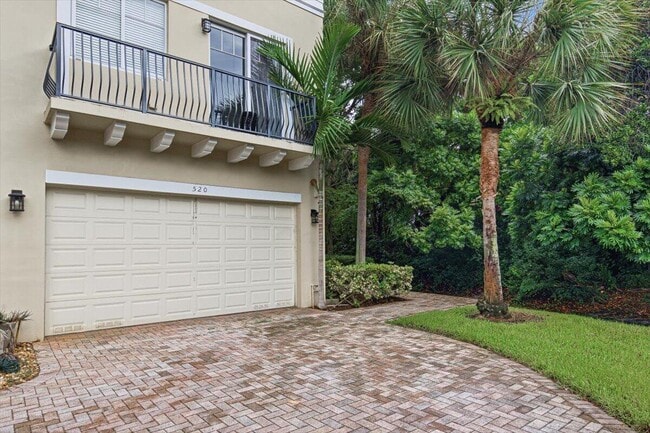 Photo - 520 NW 39th Cir