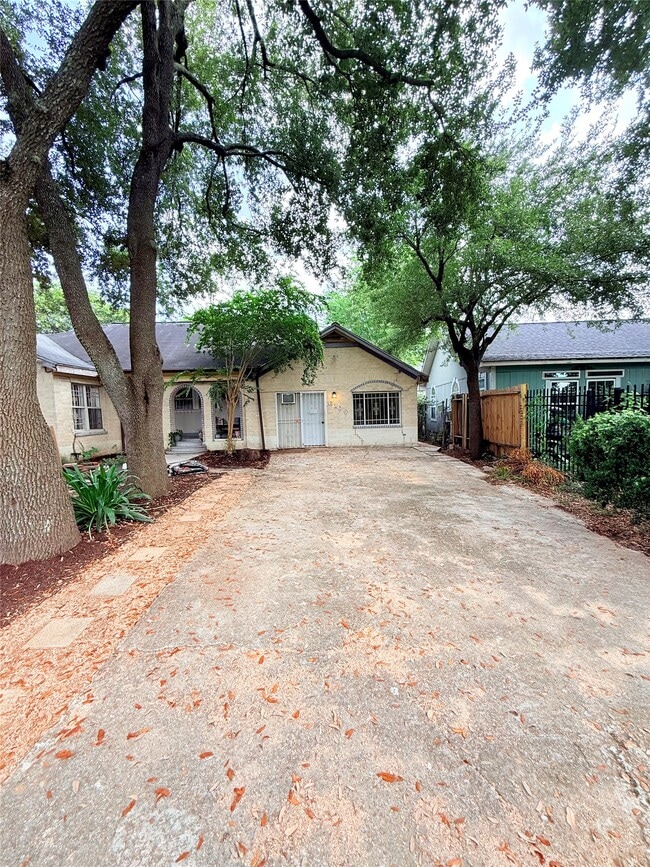 Building Photo - 6109 Saxon Dr