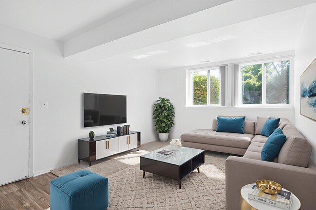 Photo - Huntington on the Hill