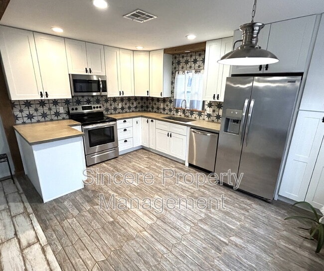 Photo - 635 W Hillcrest Dr