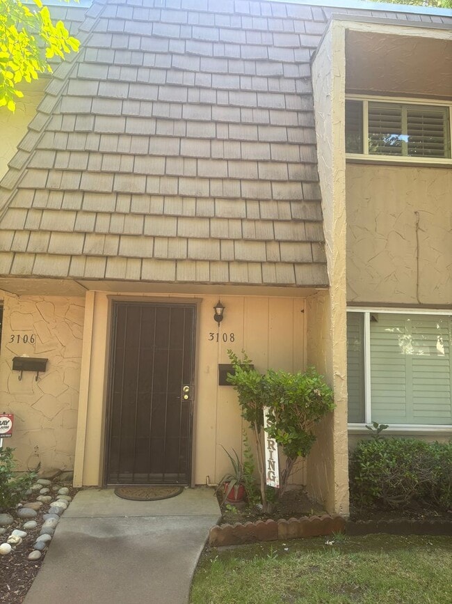 Building Photo - Pet friendly 2 bedroom townhouse
