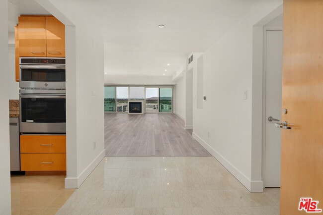 Building Photo - 13600 Marina Pointe Dr Unit 1005