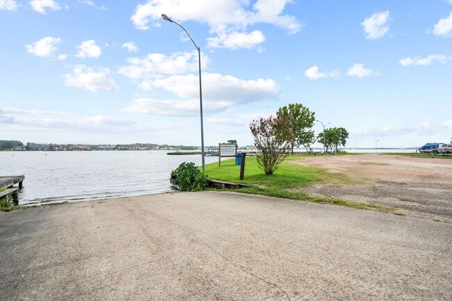 Building Photo - 9645 Twin Shores Dr