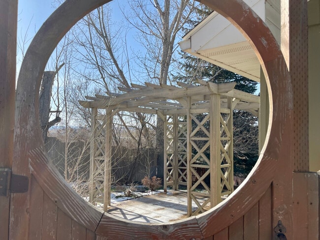 Photo - 592 Locust St S