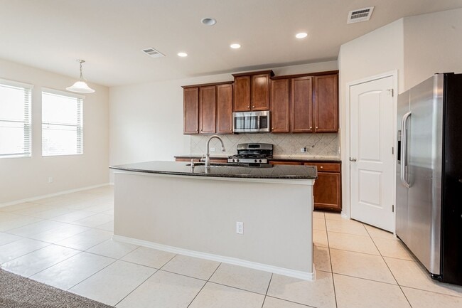 Photo - 3 Bedrooms, 2.5 Bathrooms – Stylish and Co...