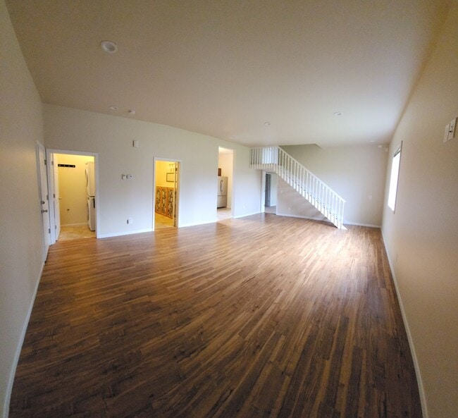 Commerce Duplex - Commerce Duplex Apartment Unit B