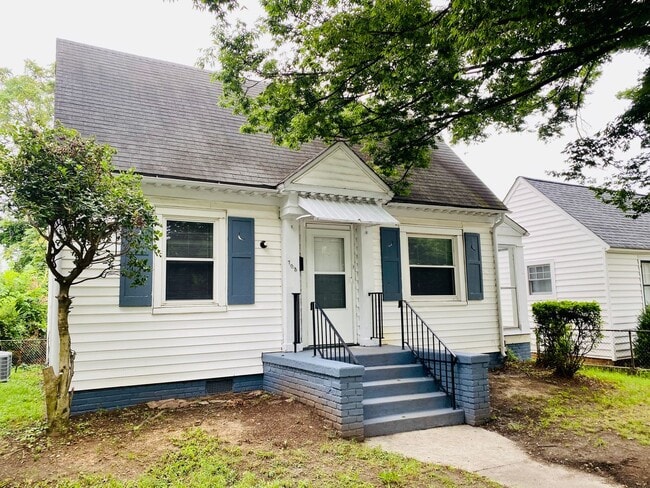 Photo - Adorable 2bdrm/1bth Bungalow Conveniently ...