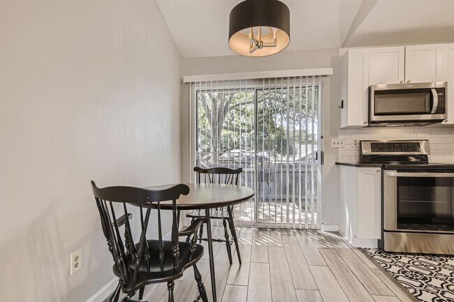 Photo - 1015 E Yager Ln Unidad 141