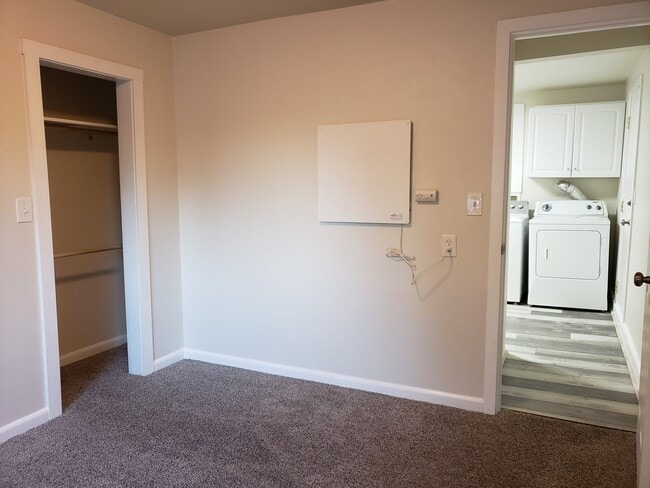 Dormitorio delantero a la cocina - 10811 56th Ave S