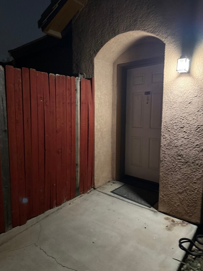 Building Photo - 602 Yellow Meadow Ct Unit B