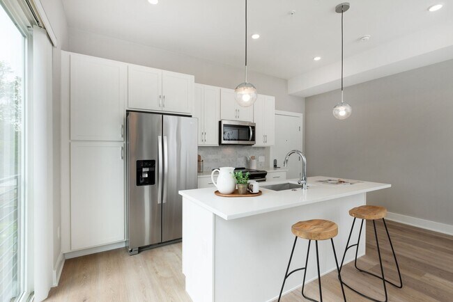 Photo - Washington Court (52 W)