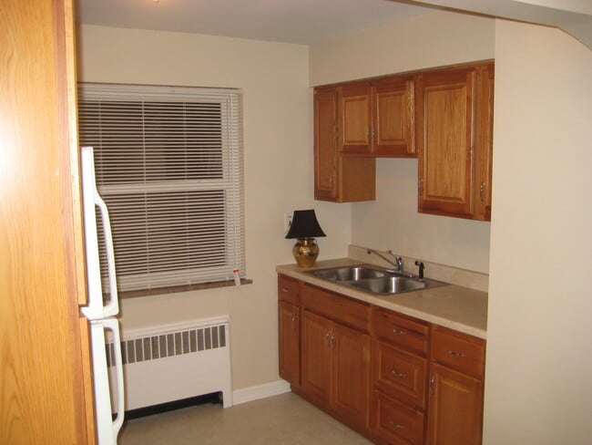 Building Photo - 1604 Sutton Ave Unit 4