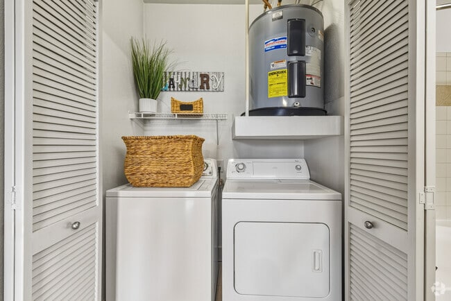 1BR, 1BA - 742SF - Laundry