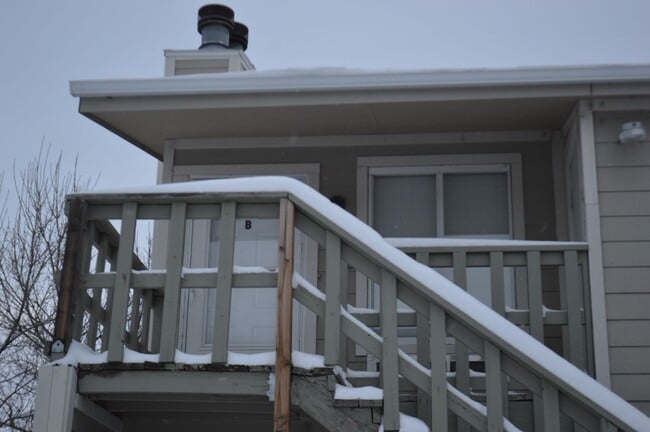 Building Photo - Centrally Located! Cute & Cozy 1 Bedroom 1 Bath Unit B