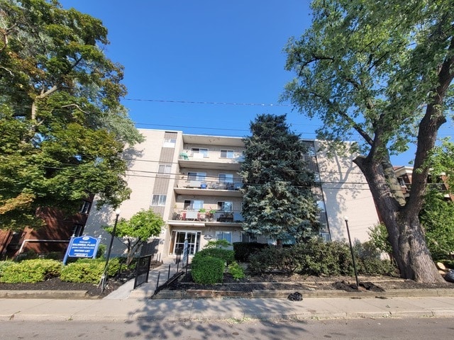 Building Photo - Spacious and Bright Two Bedroom Unit 202