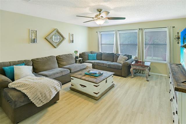 Photo - 911 Live Oak Dr