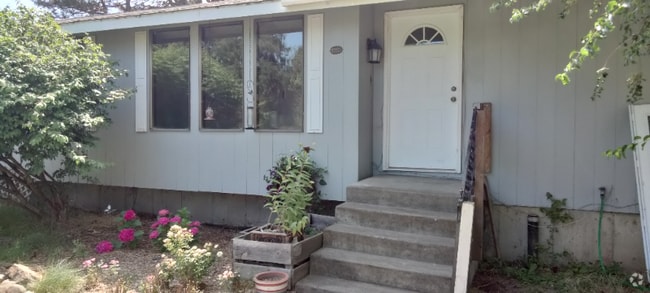 Building Photo - 2030 Delaware Ave Rental