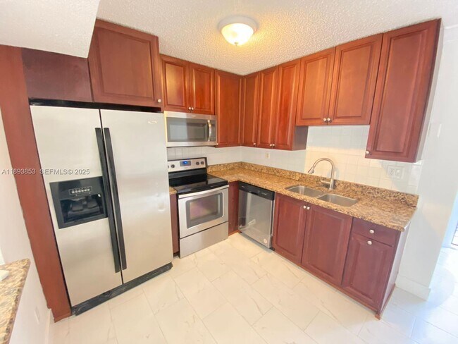 Building Photo - 15389 S Dixie Hwy Unit 45