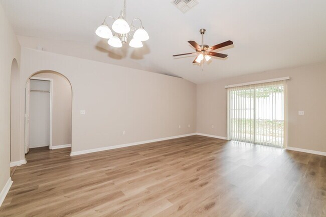 Photo - 2104 Aitkin Loop